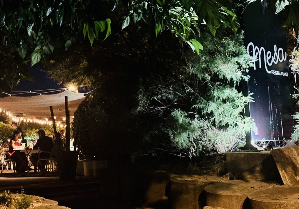 Mesa est une restaurant de cuisine méditerranéenne à Marseille entre les quartiers de la Pointe rouge et la Grotte-Rolland. Il propose sur sa grande terrasse végétalisée des déjeuners, dîners et apéros tapas nuit)