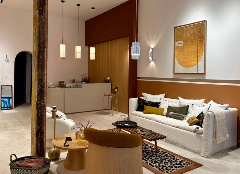 Nouvelle Maison Studio est un showroom-boutique consacré au mobilier et à la décoration situé dans le quartier des Cinq avenues à Marseille (salon)
