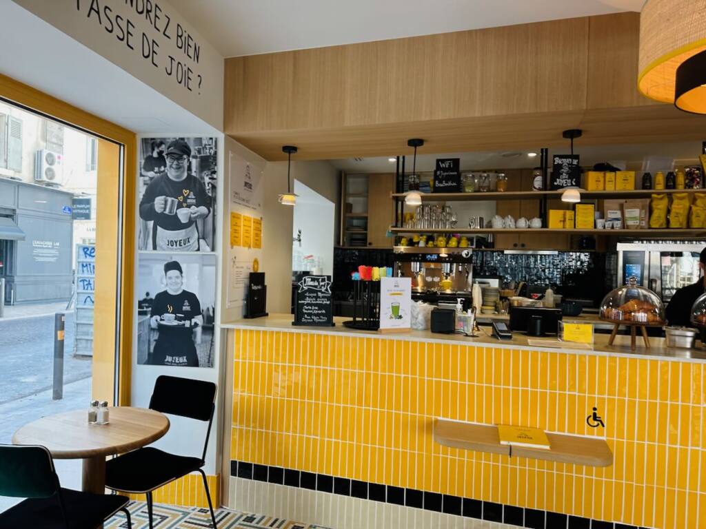 Café Joyeux : Café et restaurant solidaire à Marseille (comptoir)