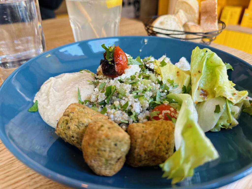 Café Joyeux : Café et restaurant solidaire à Marseille (salade falafel)