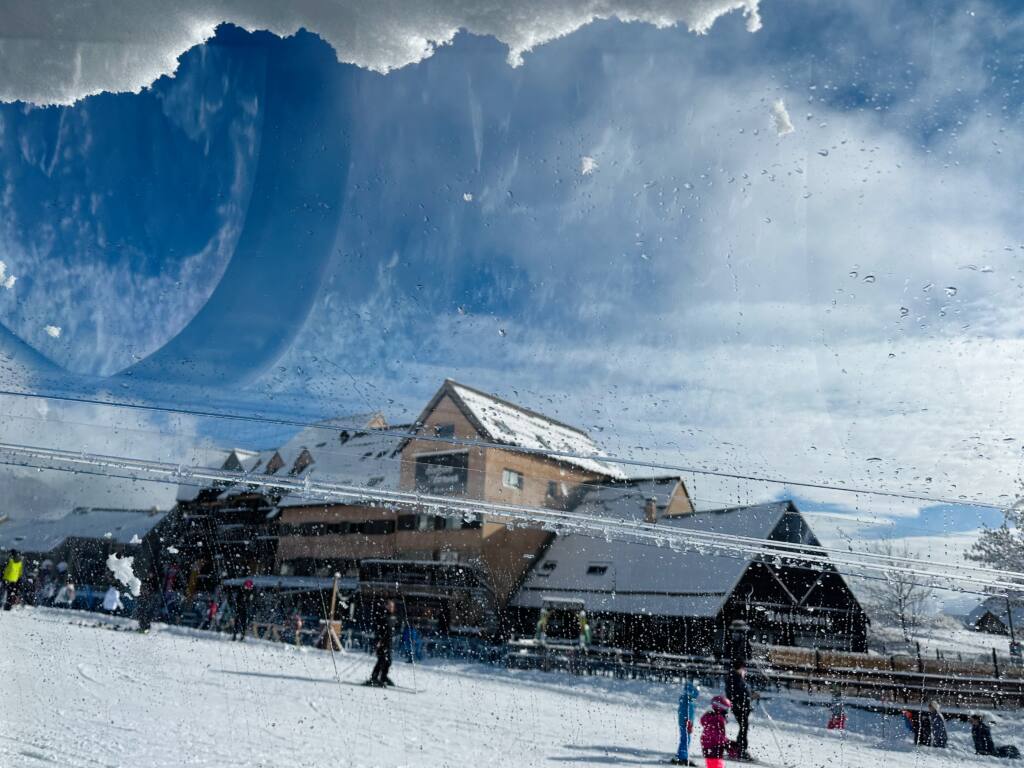 Station de Réallon dans les Alpes du sud (front de neige)