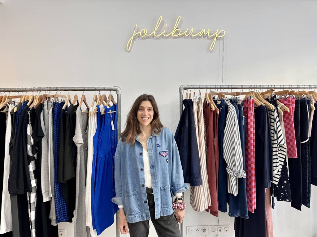 Jolibump est une boutique de mode dédiée aux femmes. Elle propose des vêtements évolutifs à porter avant, pendant et après une grossesse (Marie Boyer)