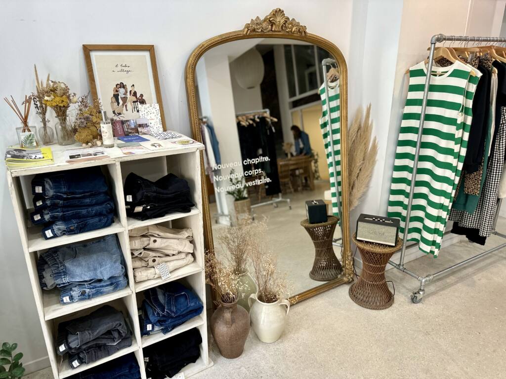 Jolibump est une boutique de mode dédiée aux femmes. Elle propose des vêtements évolutifs à porter avant, pendant et après une grossesse (jeans et shorts)