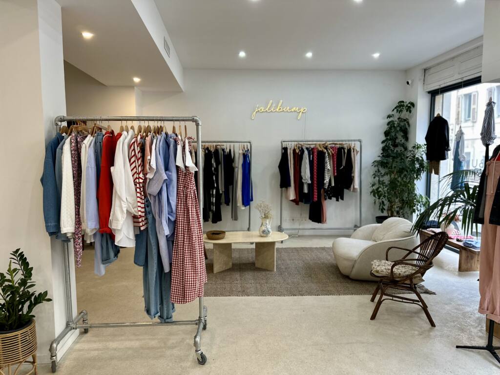 Jolibump est une boutique de mode dédiée aux femmes. Elle propose des vêtements évolutifs à porter avant, pendant et après une grossesse (boutique )