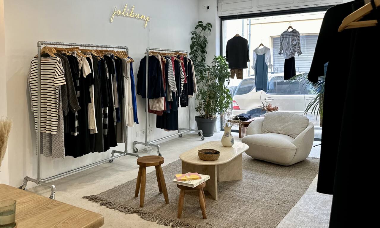 Jolibump est une boutique de mode dédiée aux femmes. Elle propose des vêtements évolutifs à porter avant, pendant et après une grossesse (intérieur boutique )