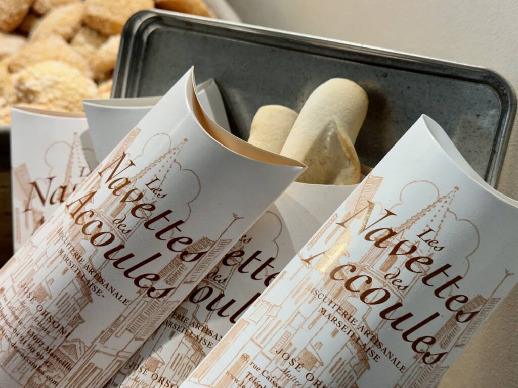 Les Navettes des Accoules sont une biscuiterie artisanale du Panier à Marseille qui propose des navettes maison mais aussi des biscuits artisanaux corses et provençaux (paquets)