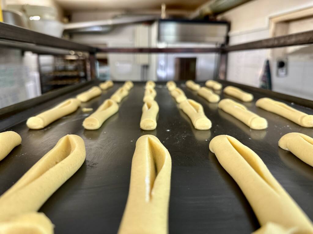 Les Navettes des Accoules sont une biscuiterie artisanale du Panier à Marseille qui propose des navettes maison mais aussi des biscuits artisanaux corses et provençaux (ciselage)