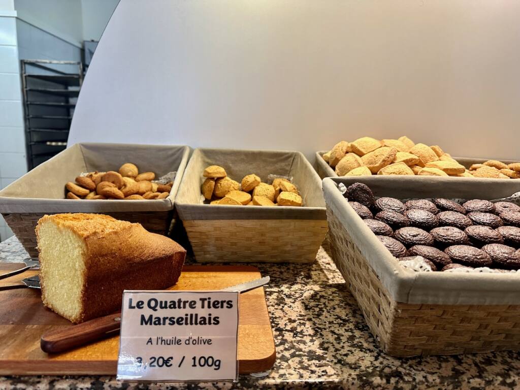 Les Navettes des Accoules sont une biscuiterie artisanale du Panier à Marseille qui propose des navettes maison mais aussi des biscuits artisanaux corses et provençaux (4/3)