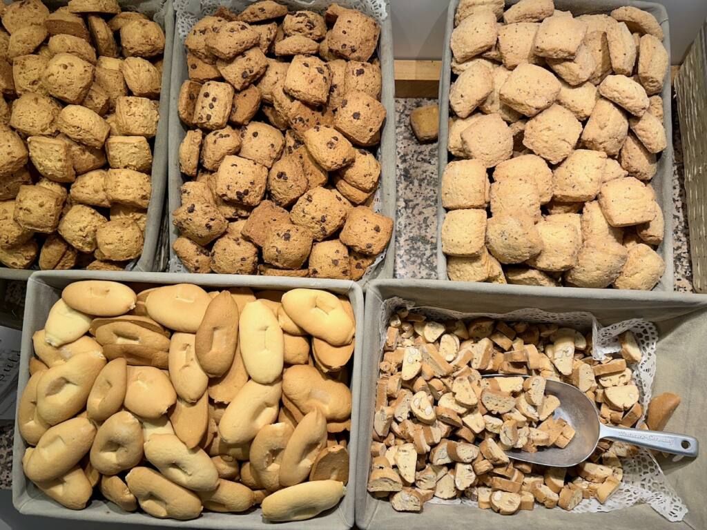 Les Navettes des Accoules sont une biscuiterie artisanale du Panier à Marseille qui propose des navettes maison mais aussi des biscuits artisanaux corses et provençaux (vente au poids)