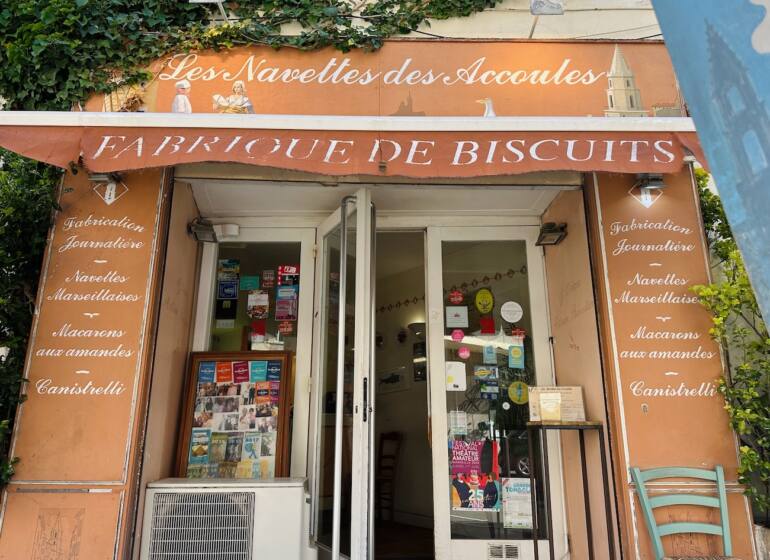 Les Navettes des Accoules sont une biscuiterie artisanale du Panier à Marseille qui propose des navettes maison mais aussi des biscuits artisanaux corses et provençaux (devanture)