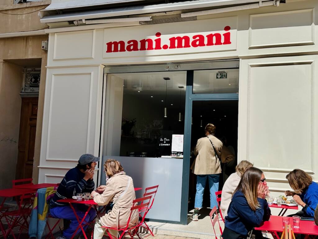 Mani Mani est un restaurant spécialisé dans les rouleaux de printemps à Marseille (terrasse)