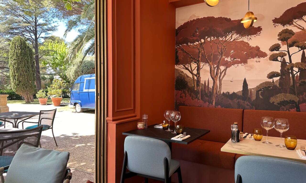 Mesoya est un bistrot de cuisine méditerranéenne situé dans le jardin de l’hôtel mercure Bompart (terrasse)