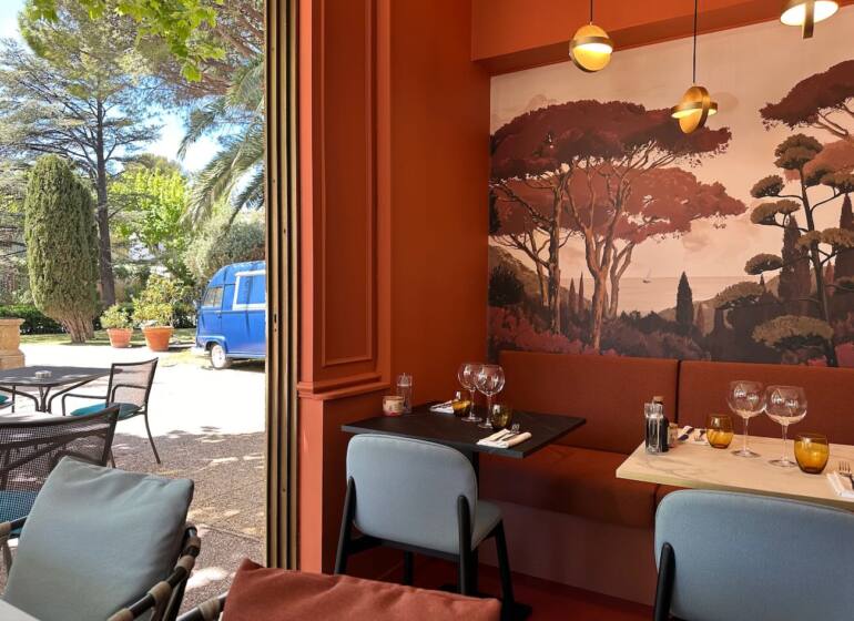 Mesoya est un bistrot de cuisine méditerranéenne situé dans le jardin de l’hôtel mercure Bompart (baie vitrée)