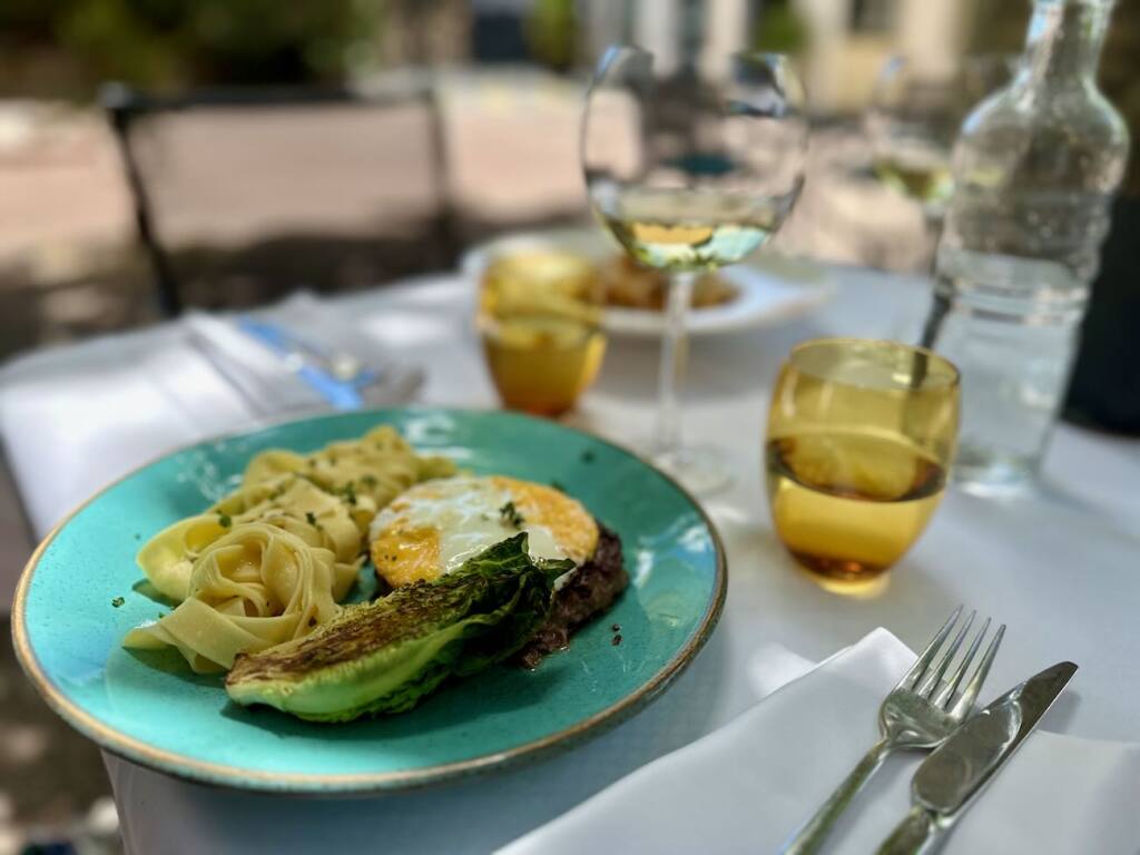 Mesoya est un bistrot de cuisine méditerranéenne situé dans le jardin de l’hôtel mercure Bompart (oeuf à cheval)