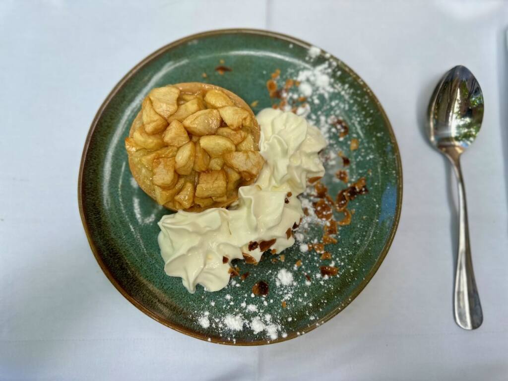 Mesoya est un bistrot de cuisine méditerranéenne situé dans le jardin de l’hôtel mercure Bompart (dessert)