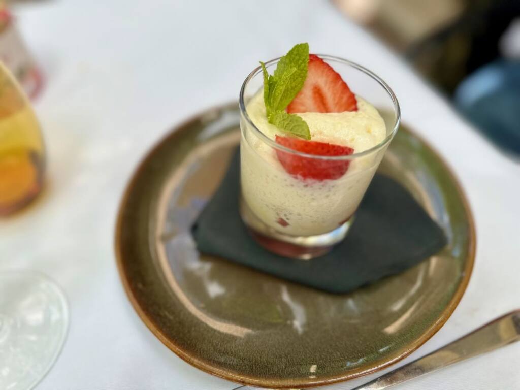 Mesoya est un bistrot de cuisine méditerranéenne situé dans le jardin de l’hôtel mercure Bompart (fraise)