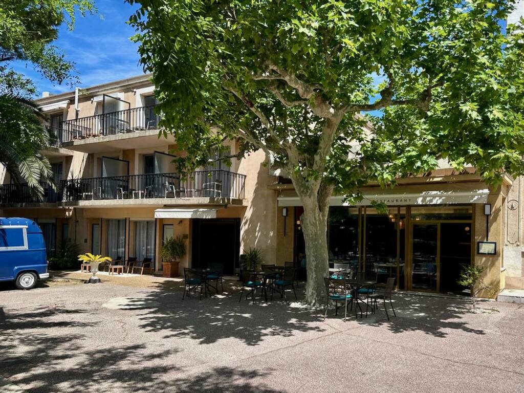 Mesoya est un bistrot de cuisine méditerranéenne situé dans le jardin de l’hôtel mercure Bompart (façade)