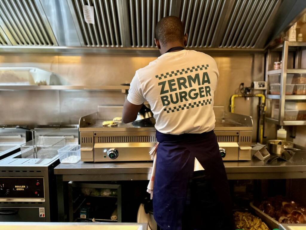 Zerma est un restaurant de smash burgers situé dans le quartier Noailles à Marseille (cuisson)
