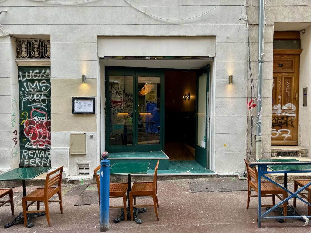 Zerma est un restaurant de smash burgers situé dans le quartier Noailles à Marseille (façade)