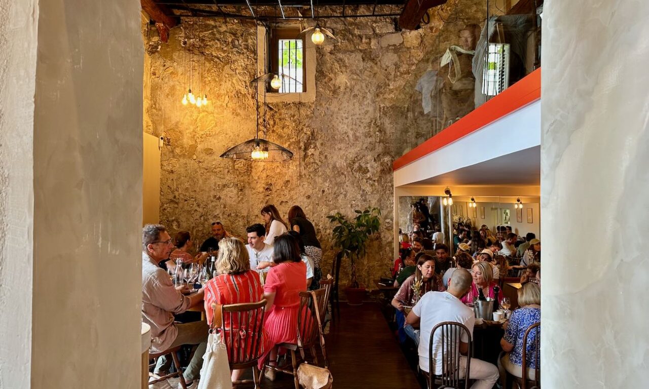 Acuda est un restaurant bistronomique et une cave à vin sur le Cours d'Estienne-d'Orves. (salle principale)