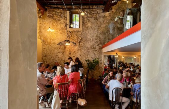 Acuda est un restaurant bistronomique et une cave à vin sur le Cours d'Estienne-d'Orves. (salle principale)