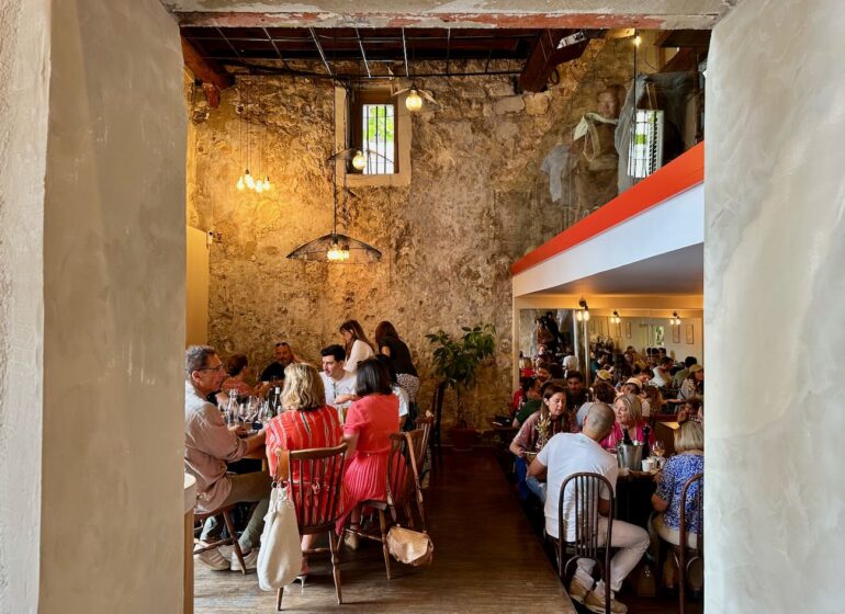 Acuda est un restaurant bistronomique et une cave à vin sur le Cours d'Estienne-d'Orves. (salle principale)