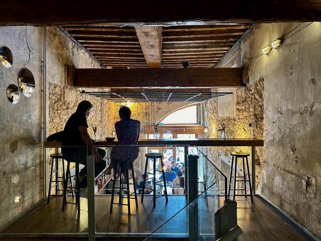 Acuda est un restaurant bistronomique et une cave à vin sur le Cours d'Estienne-d'Orves. (mezzanine)