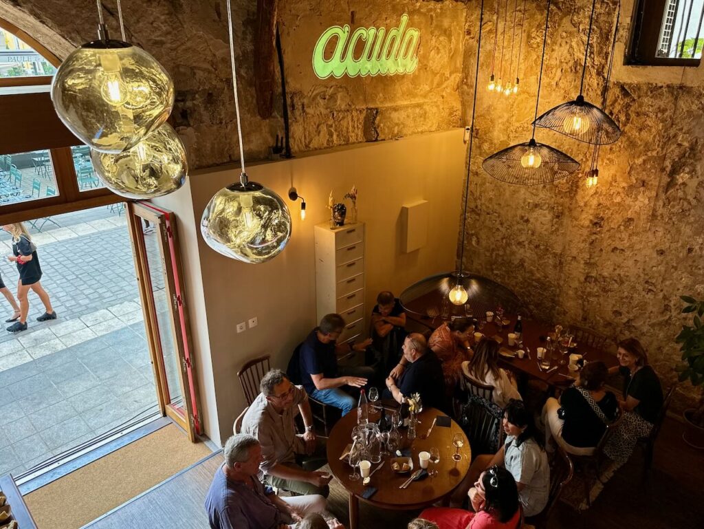 Acuda est un restaurant bistronomique et une cave à vin sur le Cours d'Estienne-d'Orves. (salle en contre-bas)