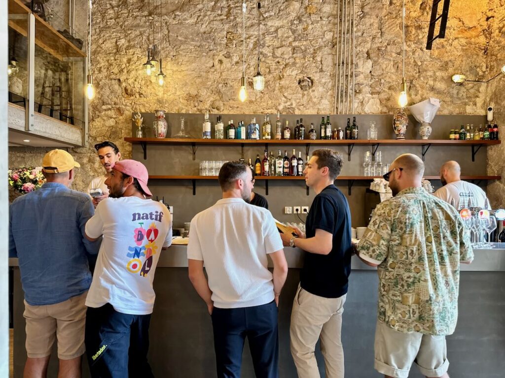 Acuda est un restaurant bistronomique et une cave à vin sur le Cours d'Estienne-d'Orves. (repère de copains