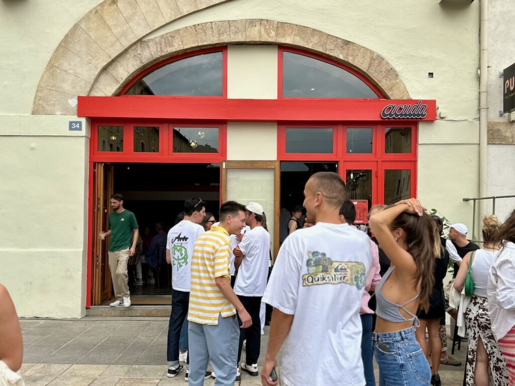 Acuda est un restaurant bistronomique et une cave à vin sur le Cours d'Estienne-d'Orves. (façade)