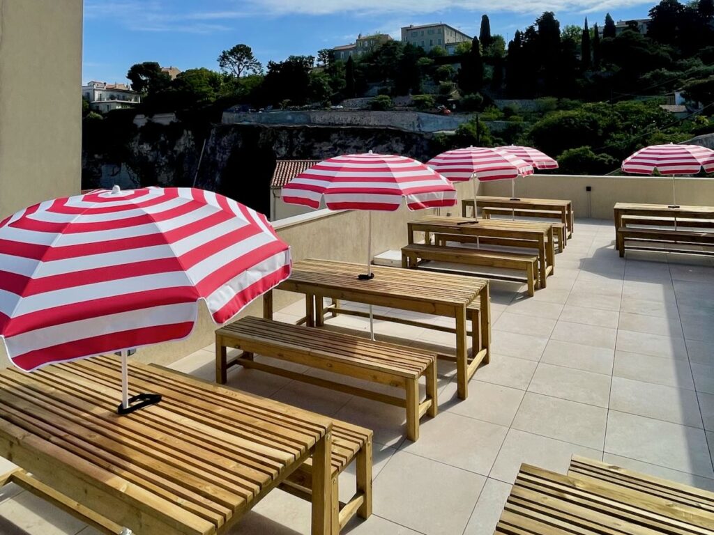 Alt est un espace de travail de 700m2 au cœur du quartier d’Endoume à Marseille. (parasaols ouverts)