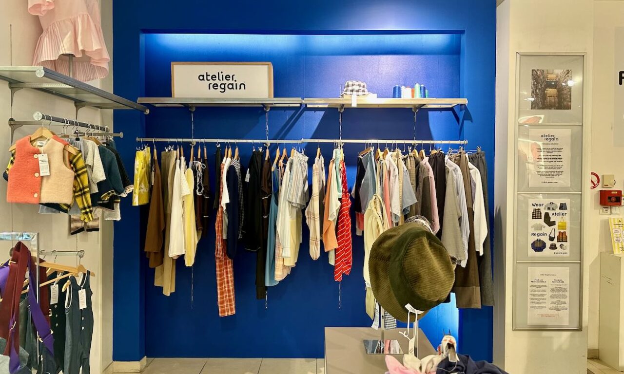 Atelier Regain est une atelier de création de mode durable qui propose sous sa marque éponymes des vêtements upcyclés issus de dons et conçus par des publics en insertion. (Boutique centre bourse)