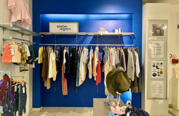 Atelier Regain est une atelier de création de mode durable qui propose sous sa marque éponymes des vêtements upcyclés issus de dons et conçus par des publics en insertion.  (Boutique centre bourse)