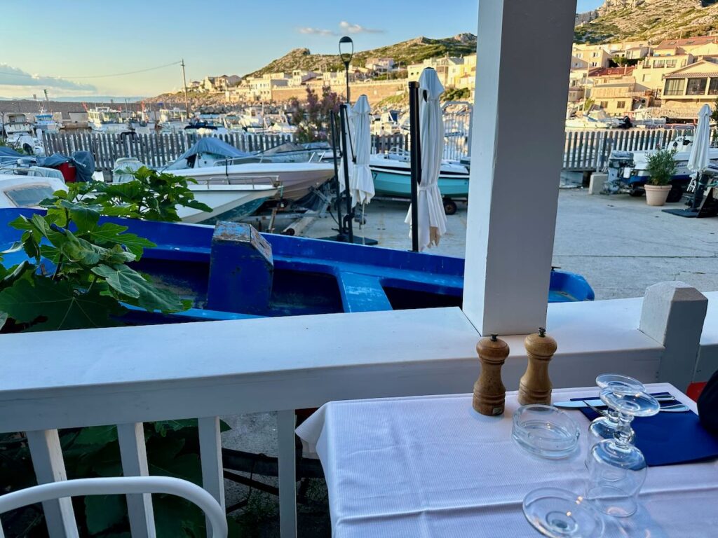 Chez Paul est un restaurant de poissons et de pizzas dans le quartier des Goudes à Marseille. (terrasse)