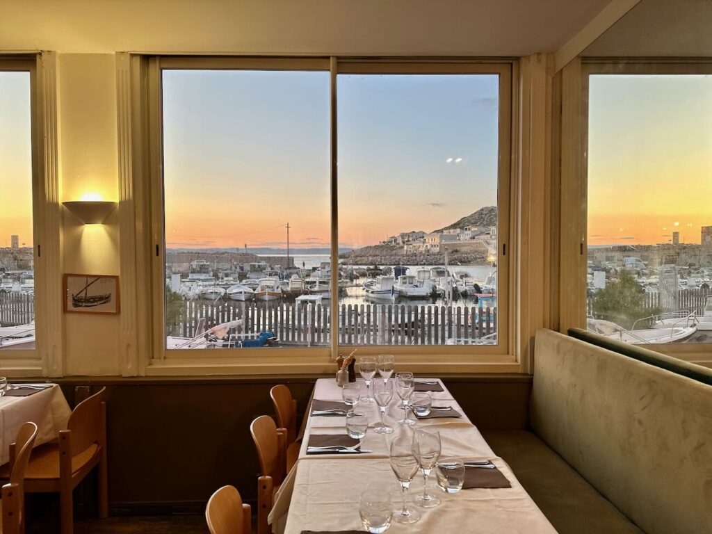 Chez Paul est un restaurant de poissons et de pizzas dans le quartier des Goudes à Marseille. (salle)