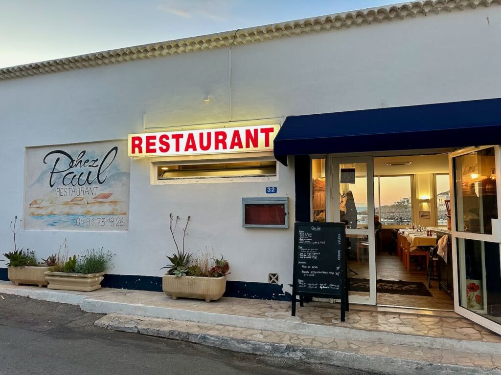 Chez Paul est un restaurant de poissons et de pizzas dans le quartier des Goudes à Marseille. (façade)