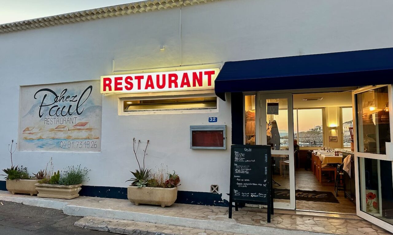 Chez Paul est un restaurant de poissons et de pizzas dans le quartier des Goudes à Marseille. (façade)