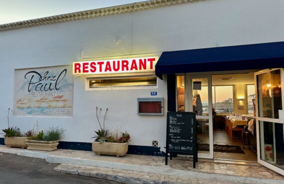 Chez Paul est un restaurant de poissons et de pizzas dans le quartier des Goudes à Marseille. (façade)