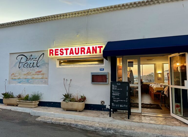 Chez Paul est un restaurant de poissons et de pizzas dans le quartier des Goudes à Marseille. (façade)