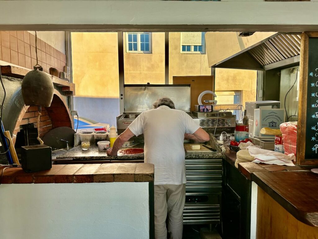 Chez Paul est un restaurant de poissons et de pizzas dans le quartier des Goudes à Marseille. (pizza)