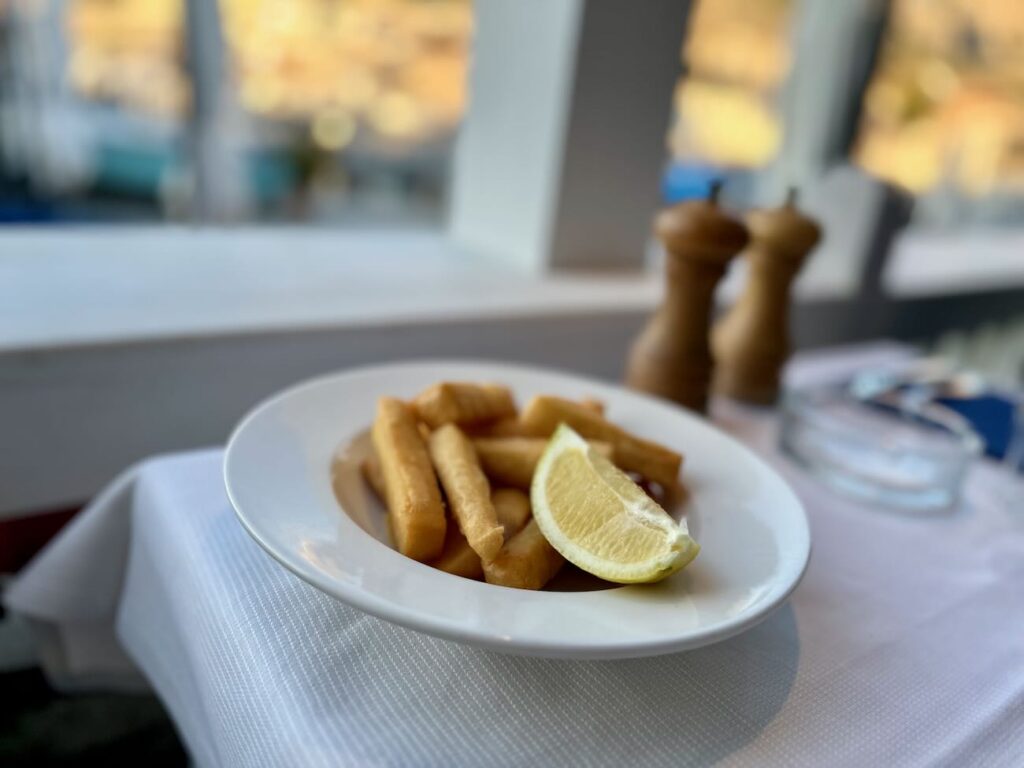 Chez Paul est un restaurant de poissons et de pizzas dans le quartier des Goudes à Marseille. (entrée)