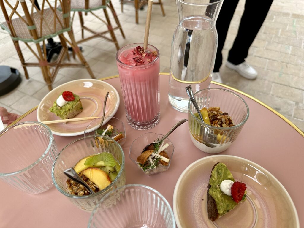 Le Deïa est un brunch dans le quartier Opéra qui propose plusieurs recettes classiques et revisités pour un repas hybride au chic décontracté. (brunch)