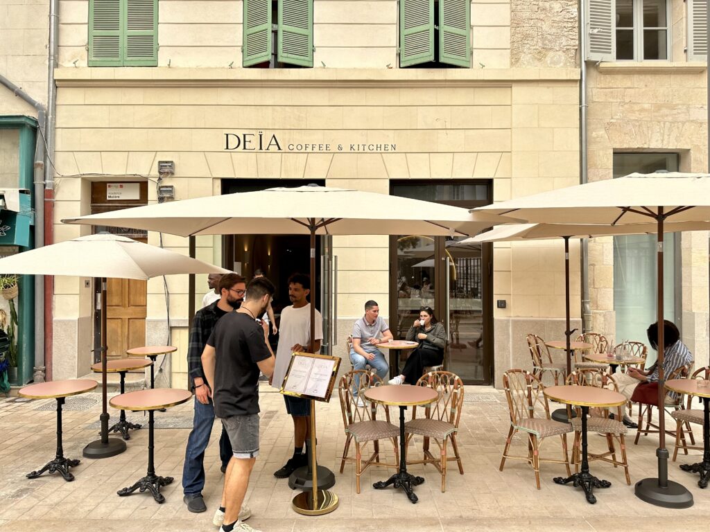 Le Deïa est un brunch dans le quartier Opéra qui propose plusieurs recettes classiques et revisités pour un repas hybride au chic décontracté. (façade)