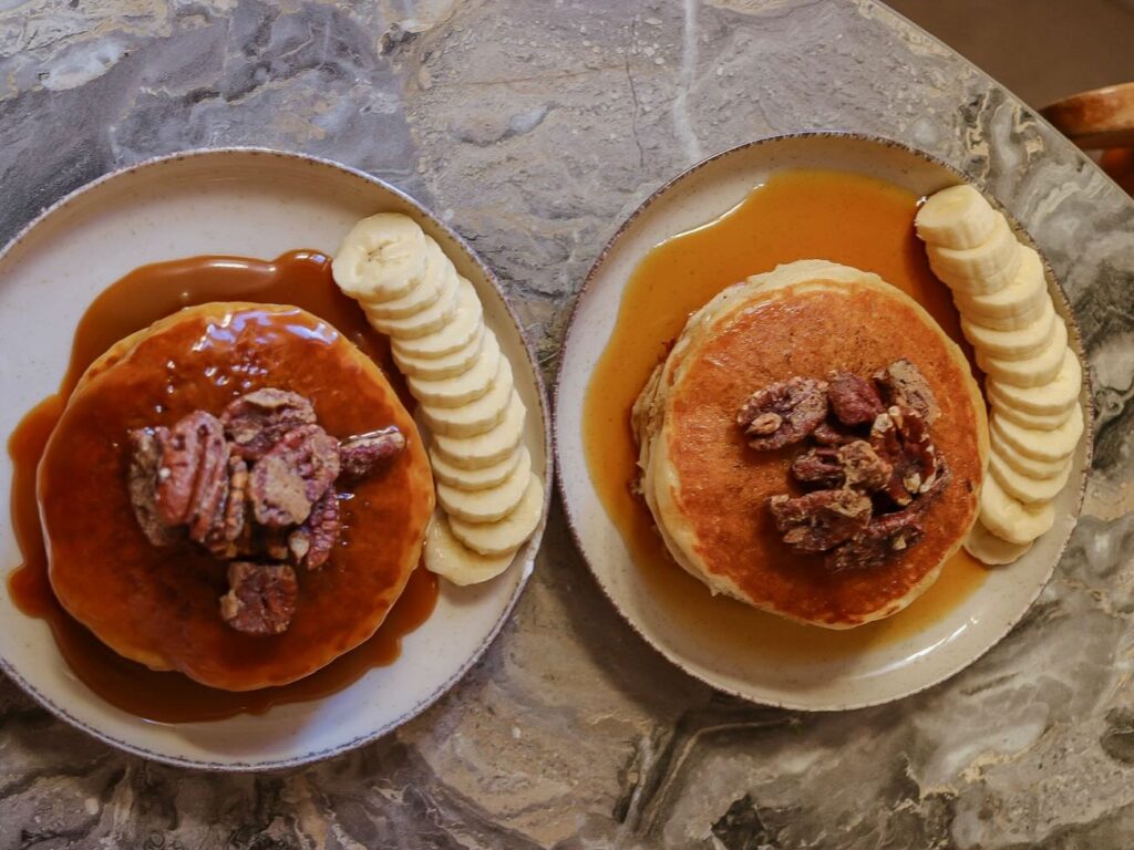 Le Deïa est un brunch dans le quartier Opéra qui propose plusieurs recettes classiques et revisités pour un repas hybride au chic décontracté. (caramel beurre salé)