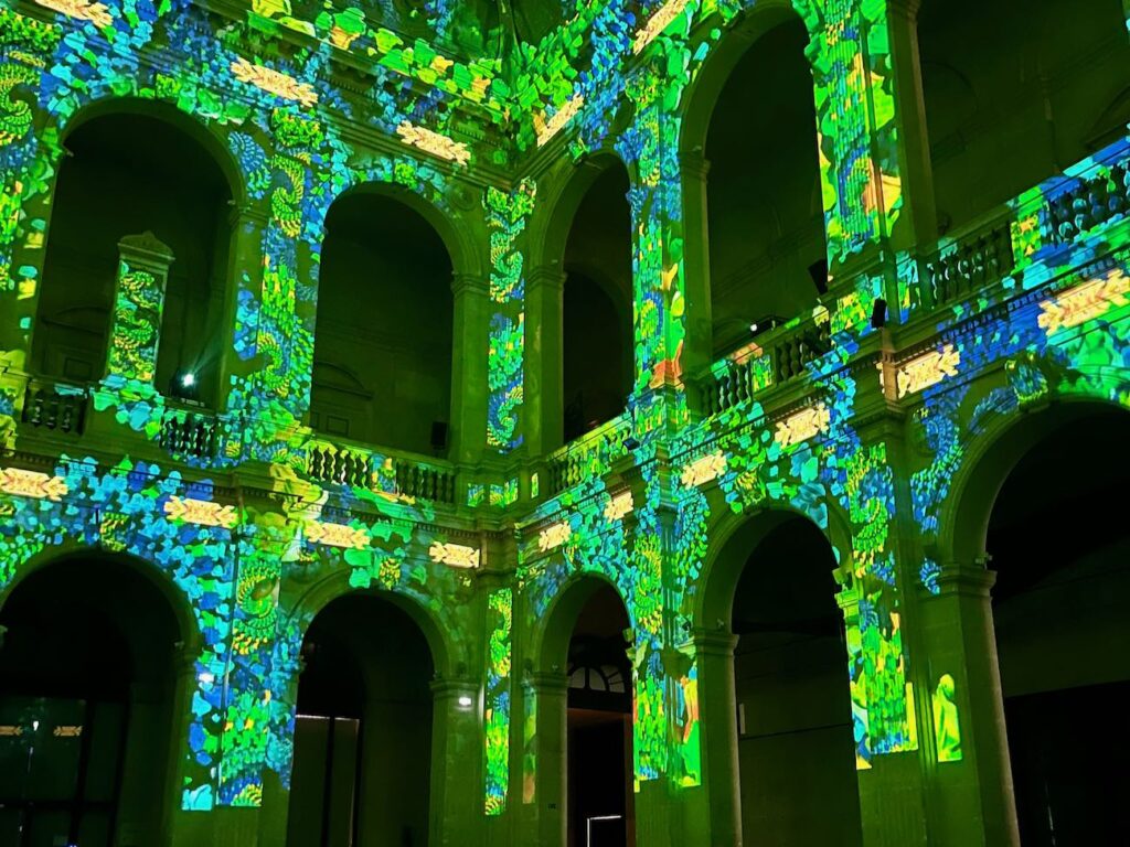 Enlightment est un spectacle immersif au Palais de la Bourse à Marseille, combinant musique et projections 3D des 'Quatre Saisons' de Vivaldi. (palais intérieur)