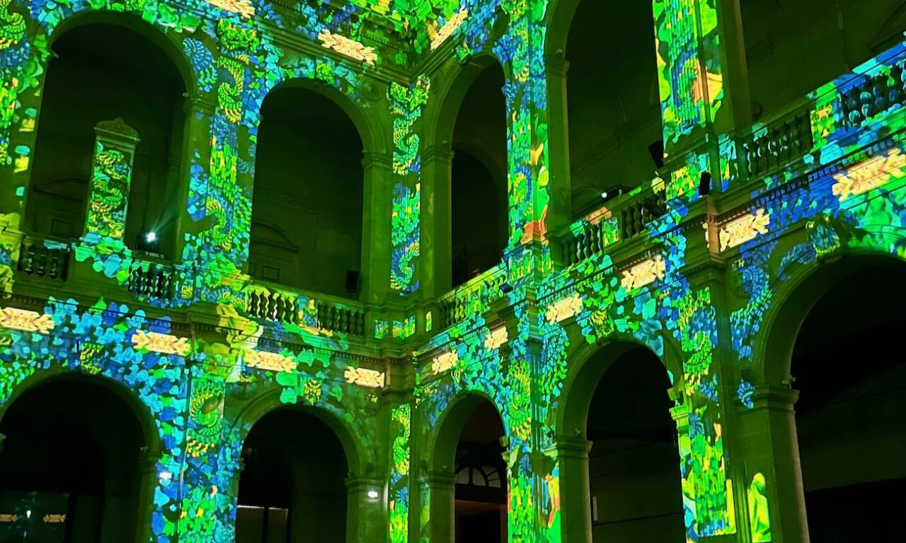 Enlightment est un spectacle immersif au Palais de la Bourse à Marseille, combinant musique et projections 3D des 'Quatre Saisons' de Vivaldi. (palais intérieur)