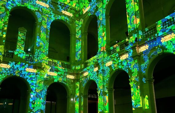 Enlightment est un spectacle immersif au Palais de la Bourse à Marseille, combinant musique et projections 3D des 'Quatre Saisons' de Vivaldi. (palais intérieur)