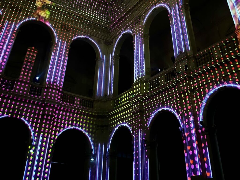 Enlightment est un spectacle immersif au Palais de la Bourse à Marseille, combinant musique et projections 3D des 'Quatre Saisons' de Vivaldi. (palais intérieur)