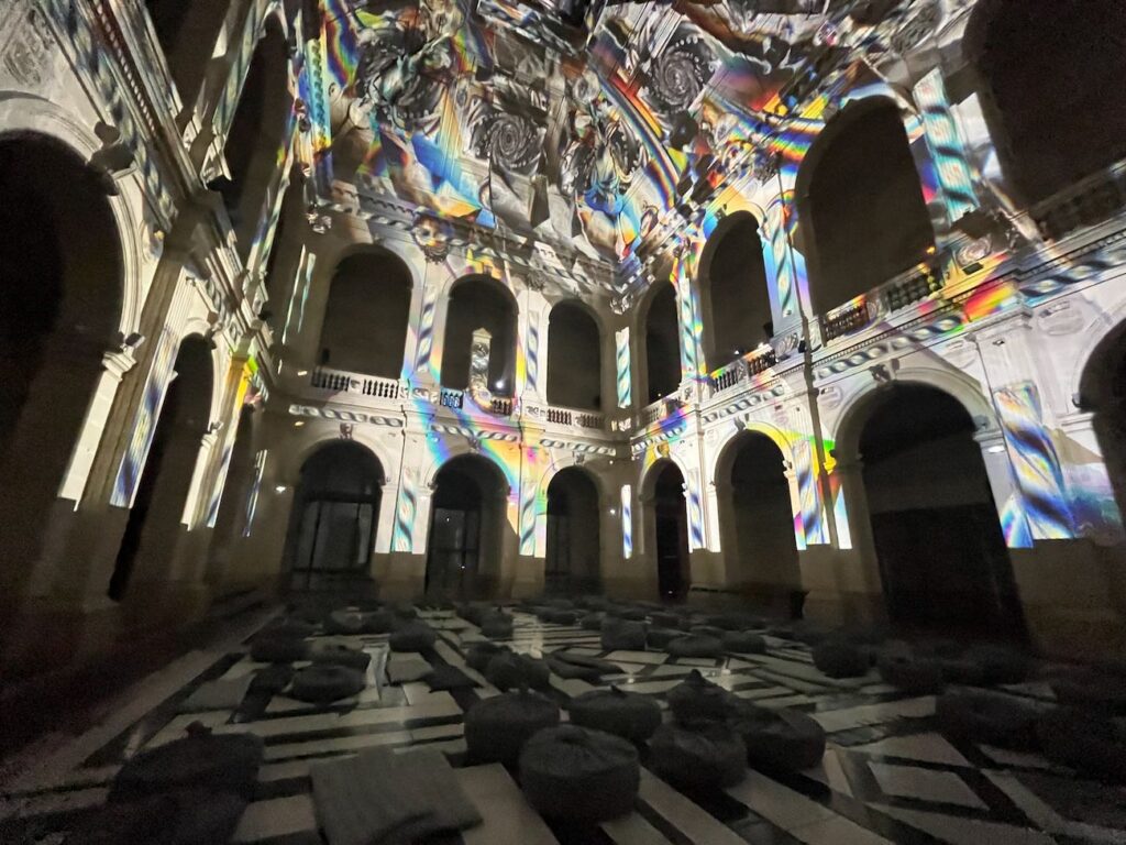 Enlightment est un spectacle immersif au Palais de la Bourse à Marseille, combinant musique et projections 3D des 'Quatre Saisons' de Vivaldi. (palais intérieur)