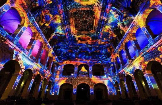 Enlightment est un spectacle immersif au Palais de la Bourse à Marseille, combinant musique et projections 3D des 'Quatre Saisons' de Vivaldi. (palais intérieur)